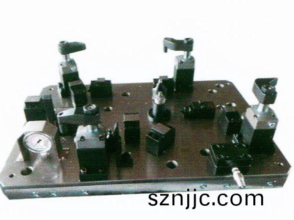 齒(chi)輪室罩(zhao)蓋(gai)液(ye)壓裌(jia)具